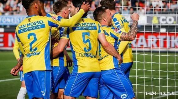 他在赛后采 他在赛后采